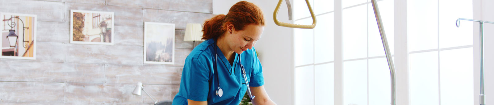 une aide soignante en plein soin auprès d'un patient aide soignant hopital patient soins