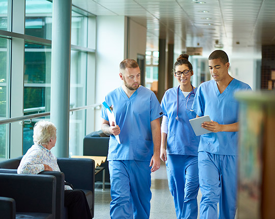 Aide soignant apprenti en situation dans un hôpital Apprenti aide-soigant de l'ifas éva santé en hôpital